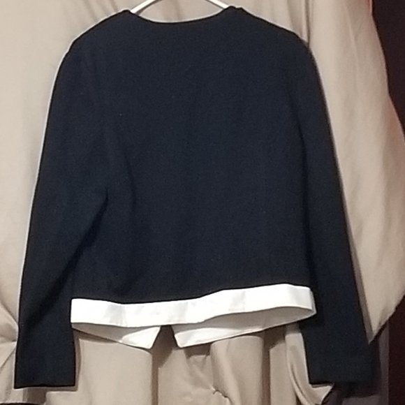 Elegant B&W Sweater Jacket/Top - Picture 2 of 13